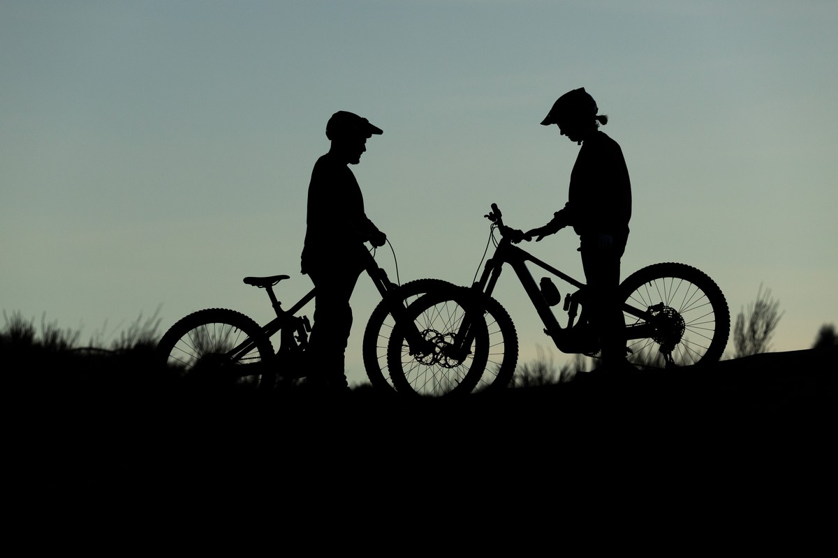 Integrirana sprednja luč in nosilec za dodatke ohranjata čist videz in večjo funkcionalnost kokpita.